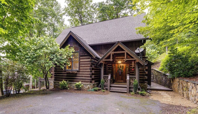 Franklin Cabin w/Hot Tub, Theater & Fire Pit!