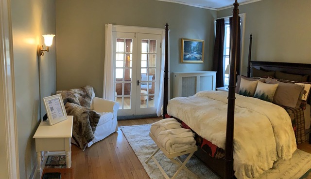Franklin Manor - Queen Suite Optional Adjoining