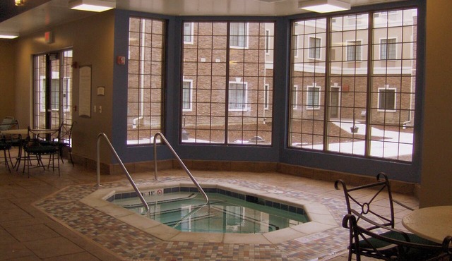 Free Breakfast Buffet. Pool, Hot Tub & Gym Access!