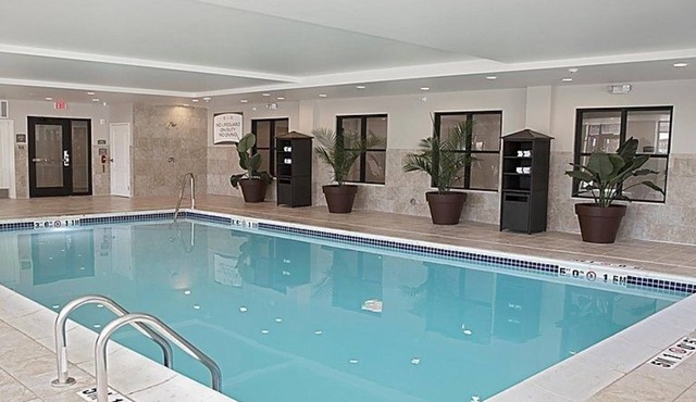 Free Breakfast. Indoor Pool, Gym, Business Center. Great Studio!