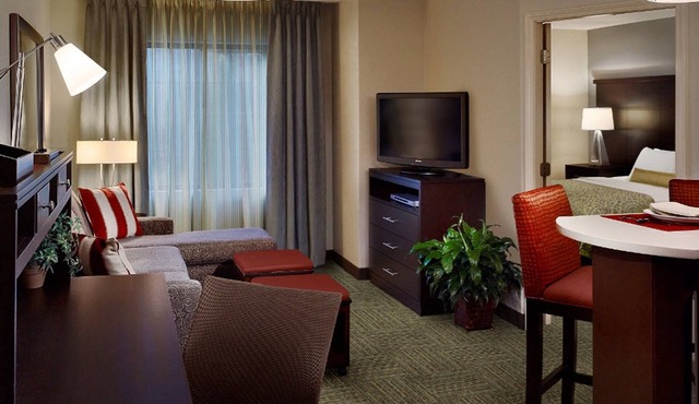 Free Everyday Buffet Breakfast, Indoor Pool, 24h Business Center | King Studio