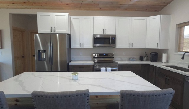 Fresh new Cabin, 3 BR, Family-friendly, White Mountain Escape