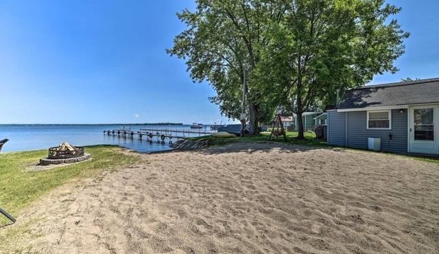 Full Cabin: 7 Steps to the Lake! PET FRIENDLY