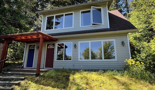 Full Suite, Lake View, NEW DECK 2026, Forest Retreat, Full Kitchen, Laundry in Balfour