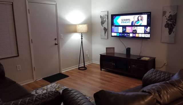 Fully Equipped 2 BR 1.5 BA Townhome, AC, WiFi, TVs, Pest Ctrl in Gainesville, FL