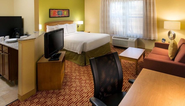 Fully Equipped Suite w/Kitchen & Outdoor Access Near Top Detroit Attractions