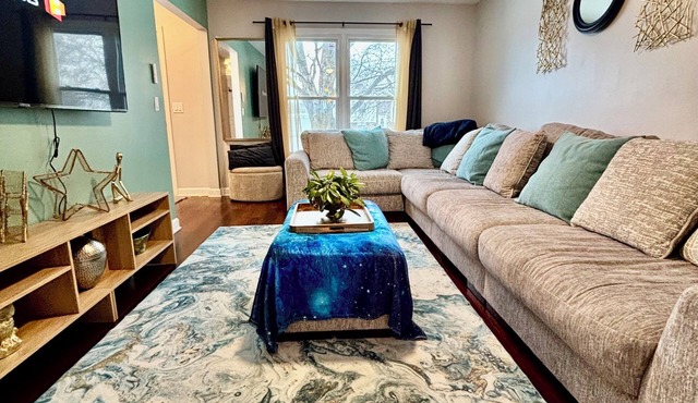 Galactic Oasis Theme Home, Marvelous 5-bedroom house with AC in Aurora, TV’s