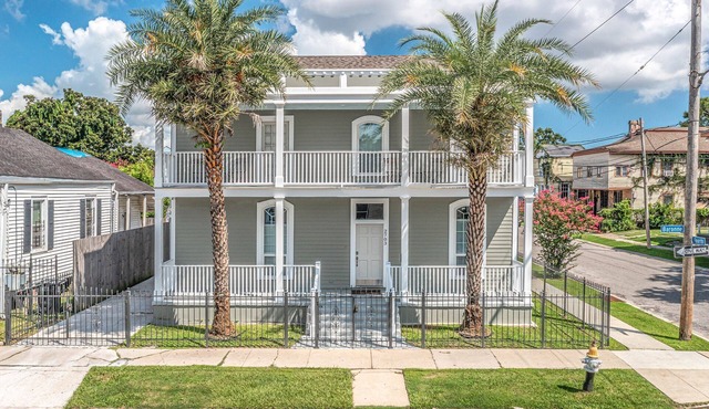 Garden District Upscale Summer Escape w/Gated Off-St Parking & Streetcar Access