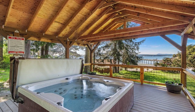 Garden Studio Cabin w/peek-a-boo views - 1 min walk to beach!