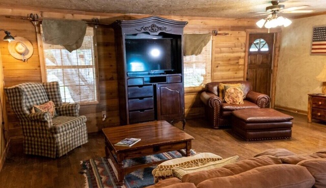 Gate House Getaway – Texas Tranquility Awaits in Satin
