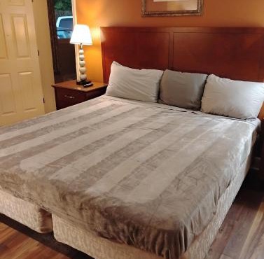 Gated 1 King Bedroom 1 Bath Apt with Full Kitchen 129