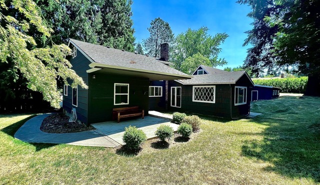 Gem in Milwaukie 2 bedroom - 2 Bathroom - Huge yard