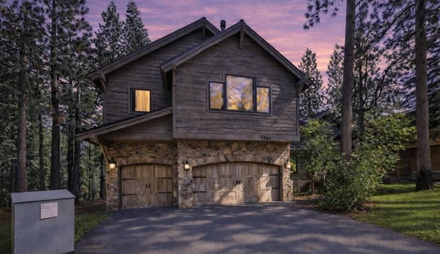 Gentian Adventure Lodge: High-end, Hot Tub, Near Lake, Arcade and Foosball, Walk to Trails