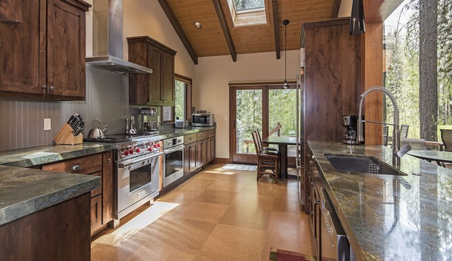 GH115 | Well-appointed kitchen, 4 spacious bathrooms & views of 18th fairway!