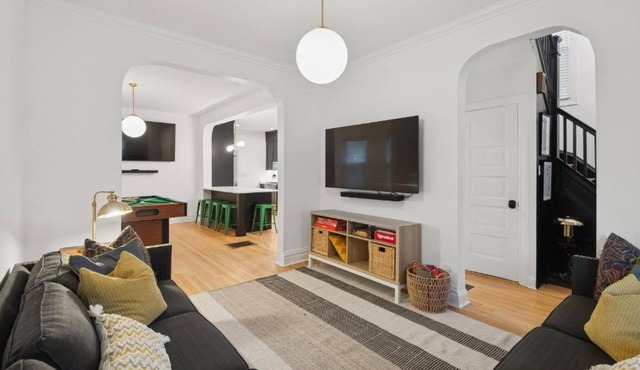 Giant 5BR, Pool Table, 15 min to Cubs & Mag Mile