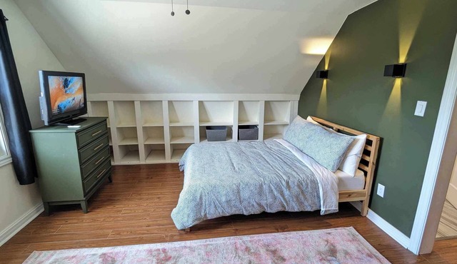 Gladstone Loft: Bright & Cozy 1-Bedroom Stay in Sault Ste. Marie