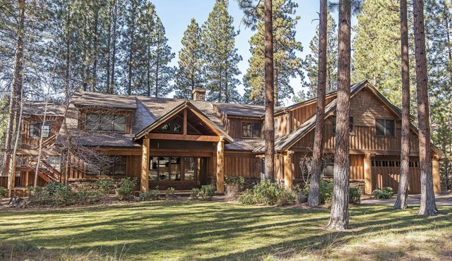 GM167 | Stunning,Luxury Log Home with enough room for the entire family.