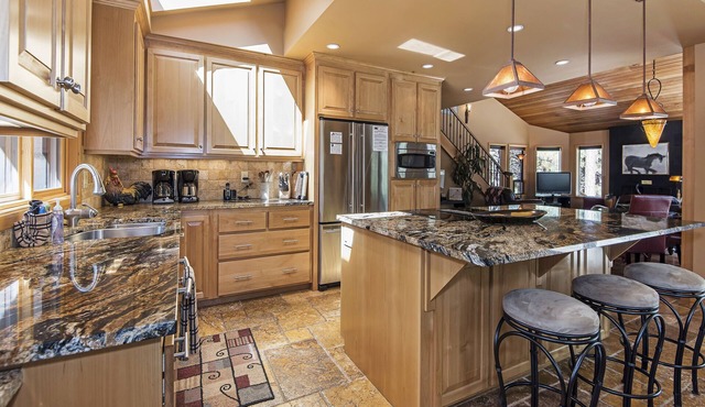 GM405 | Beautiful & Private home overlooking the Glaze Meadow Golf Course!