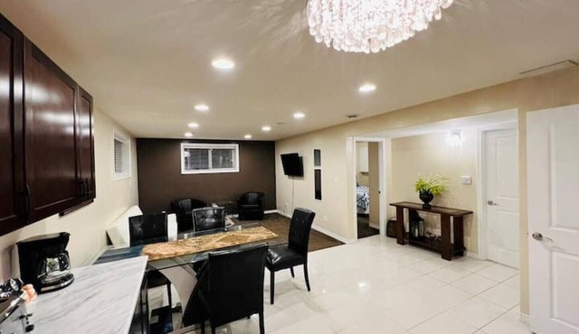 Gorgeous 2 Bedroom Suite Close to Airport in Regina in Regina