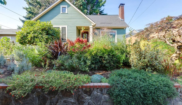 Gorgeous 3 bed/2 bath home in the heart of Sellwood! Walk to everything!