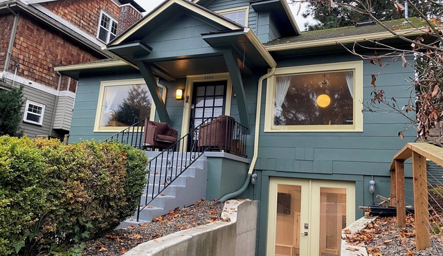 Gorgeous Art Home. Family, pets, friends, welcome!