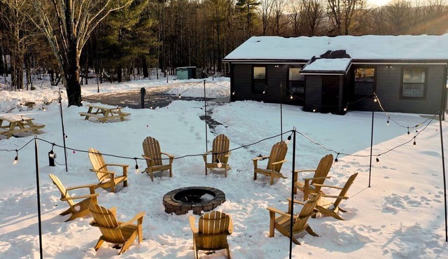 Gorgeous Cabin with Deck, Fire Pit and Forest Views in NY in Cairo