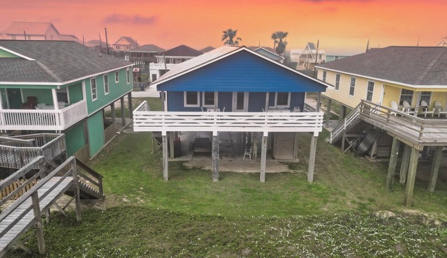 Gorgeous FRONT ROW beach house, recently remodeled 3-bedroom