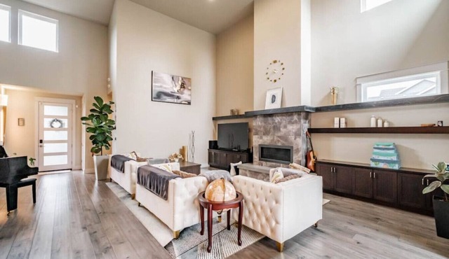 Gorgeous modern suburban home near Autzen Stadium