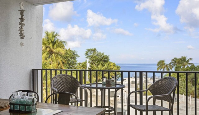 Gorgeous Moon Bay Condo Heated Pool Beach