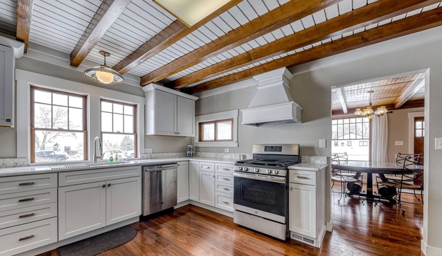 Gorgeous mountain view home with game room - new bathrooms, kitchen, & floors