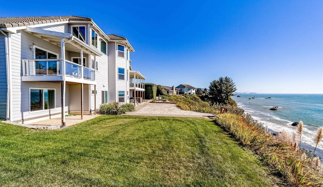 Gorgeous oceanfront estate with amazing views & hot tub - steps to quiet beach