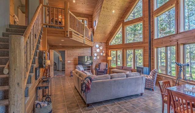 Gorgeous riverfront log cabin, air hockey, near boat launch, BBQ outdoor seating