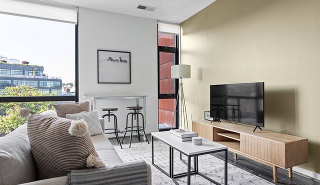 Gorgeous Shaw Studio w/Gym & Doorman, nr Nightlife, by Blueground in Washington