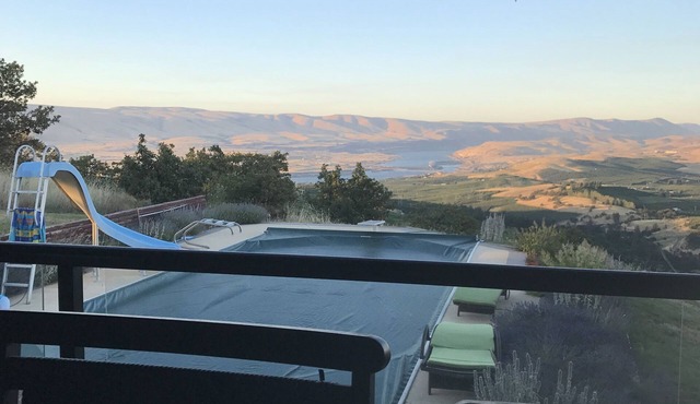 Gorgeous views of the Columbia River/Gorge, pool experience and hot-tubbing!