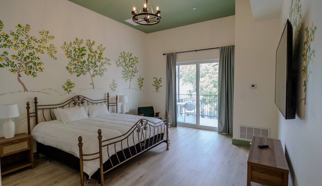 Government St. Balcony Suite 201