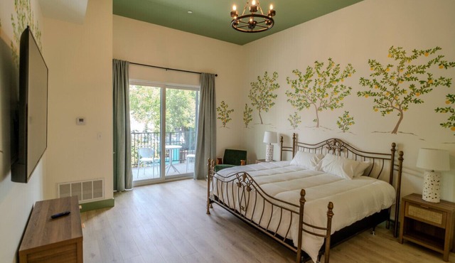 Government St. Balcony Suite 205