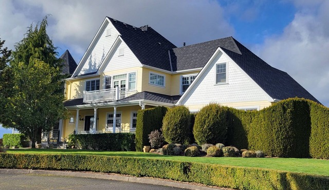 Grand Chateau on 34 acre Vineyard minutes from Portland Oregon