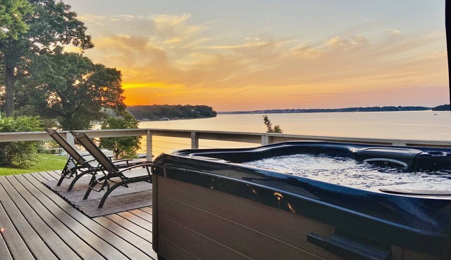 Grand Lakefront Oasis with boat dock. Minutes to boat ramps and off-roading