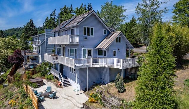 Grandview 3 Bedroom Home by RedAwning