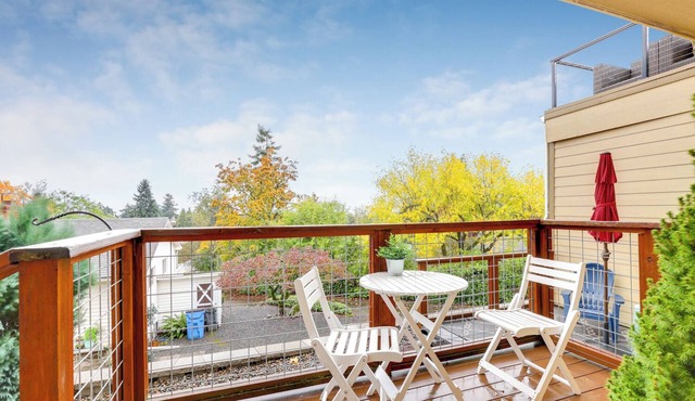 Grandview ADU - Stylish, comfortable, 1 bed/2 bath apartment close-in!