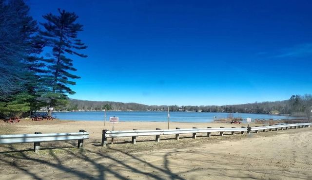 Great Cozy Cabin, in Lake Community, Private Beach,State land,Trails,Fishing,Orv