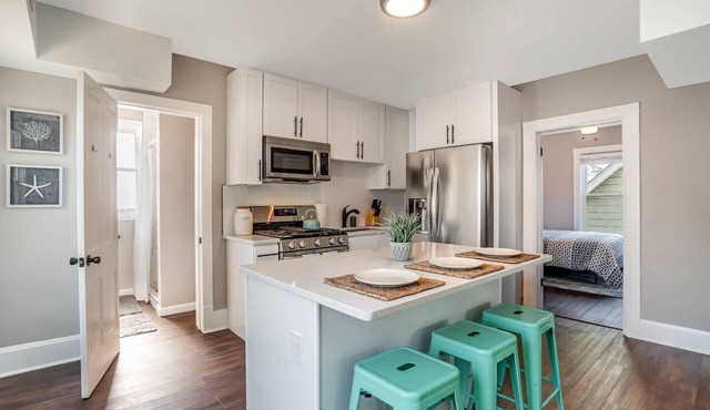 Great Lakes Getaway-Upper Unit, Near Outlet Mall