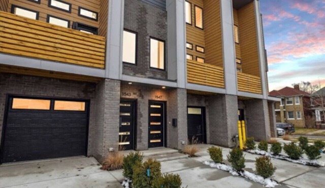 Great location to downtown Detroit and HFHS