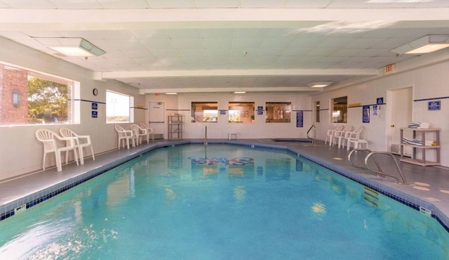 GROUP ESCAPE! TWO COMFY UNITS, POOL, SAUNA