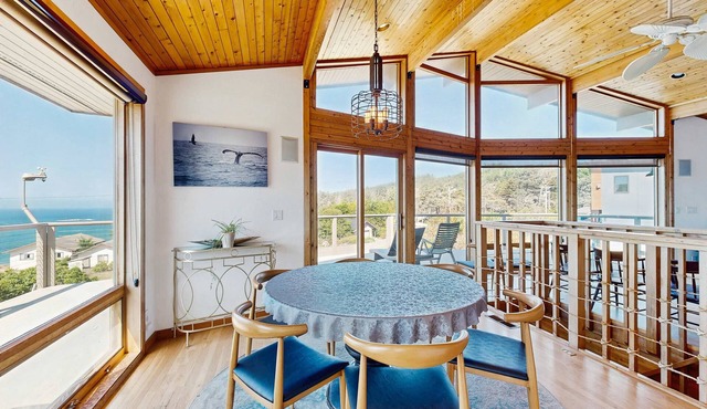 Gualala 3BR ocean-view home with private hot tub — dogs welcome in Gualala