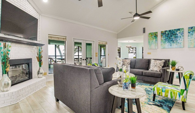 Gulf Breeze Bayfront Bliss - Private Dock - Sleeps 12 - Pet-Friendly with Views