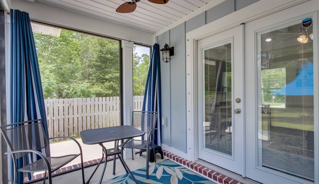 Gulf Breeze Home w/Screened Porch: Near Beach!