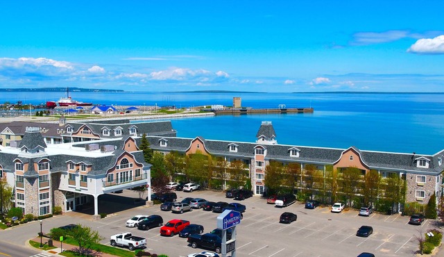 Hamilton Inn Select Beachfront Mackinaw City