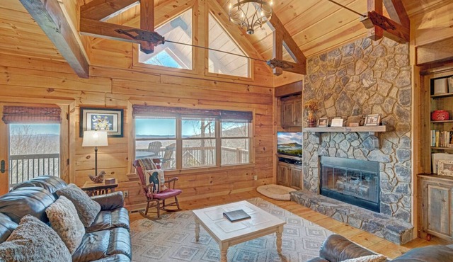 Harleys Hideaway- Mountain Cabin, Mountain View, Pet-Friendly, One Level Cabin