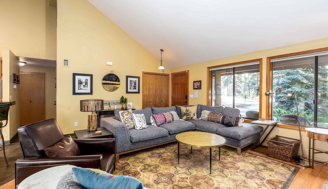 HART09 - Cozy Sunriver Getaway, Hot Tub, AC, Bikes